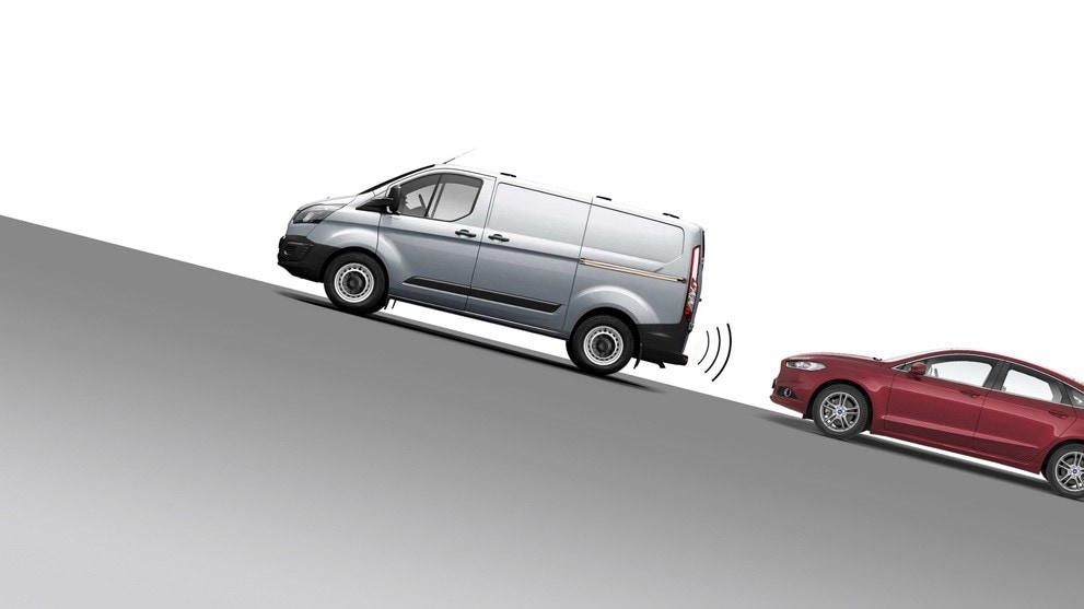 Illustration du Transit Custom devant un véhicule rouge.