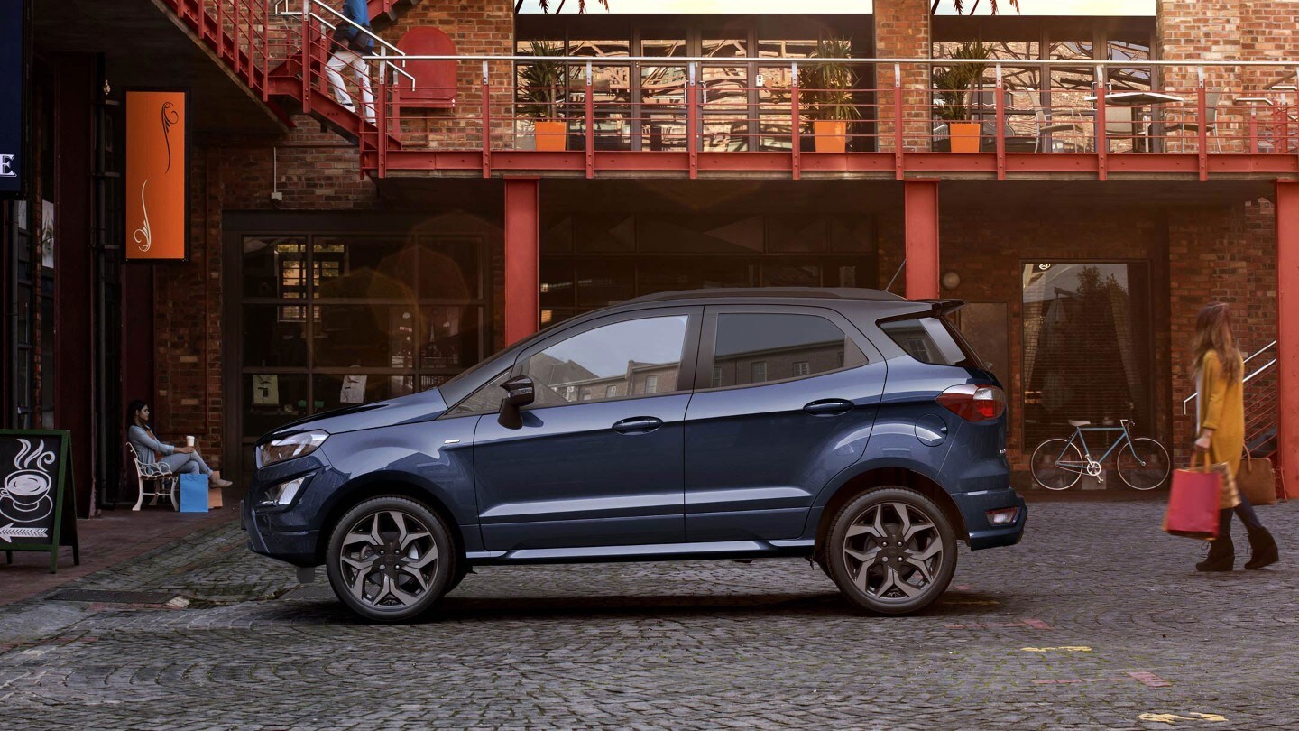 Nouveau Ford EcoSport bleu garé