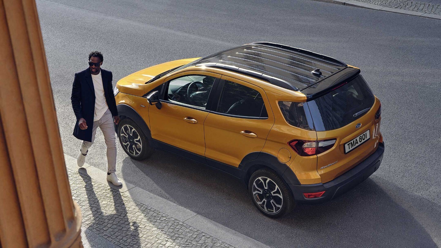 Un homme marchant à coté de l’Ecosport active