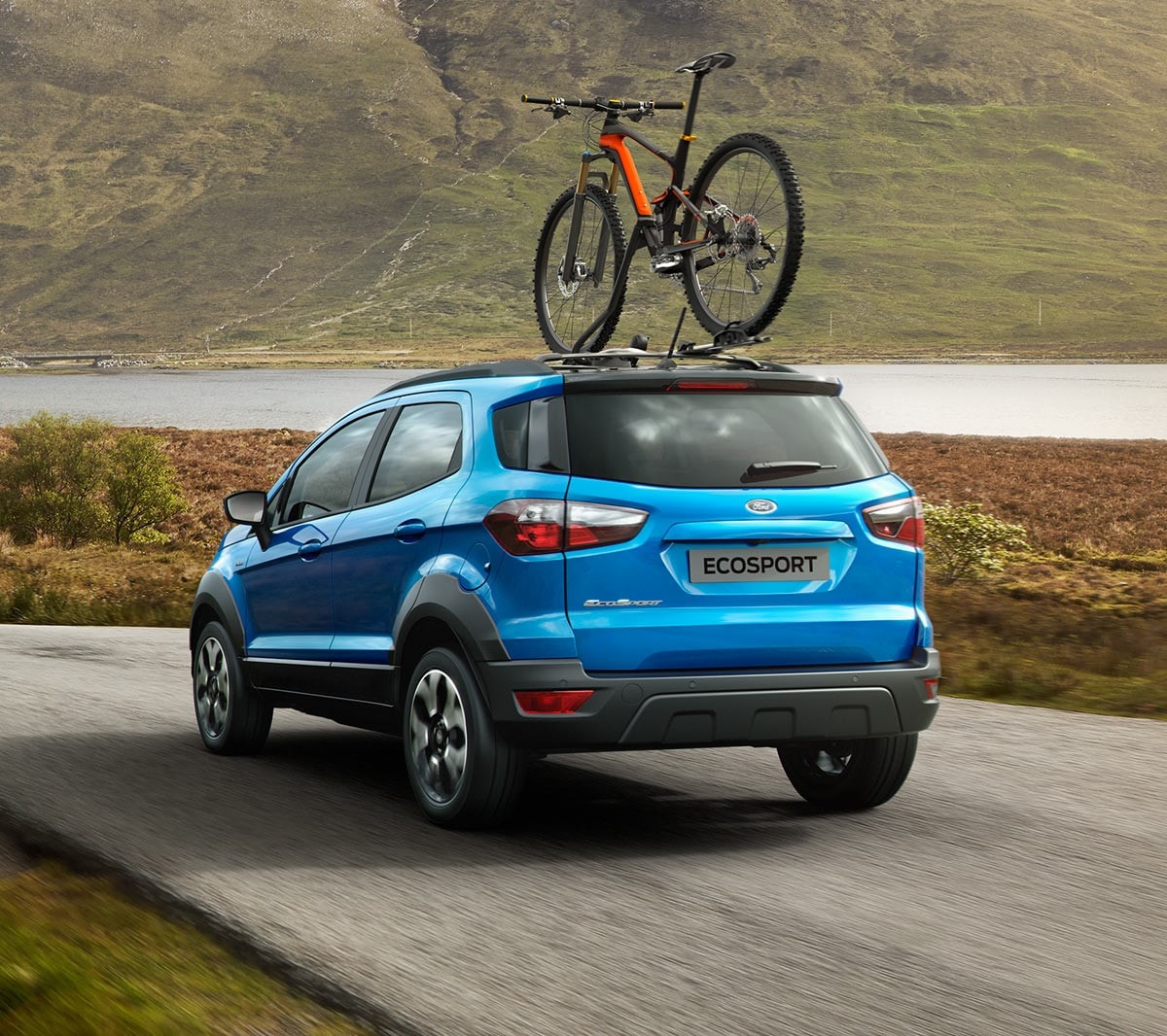 Ford EcoSport Active bleu roulant sur une route de montagne