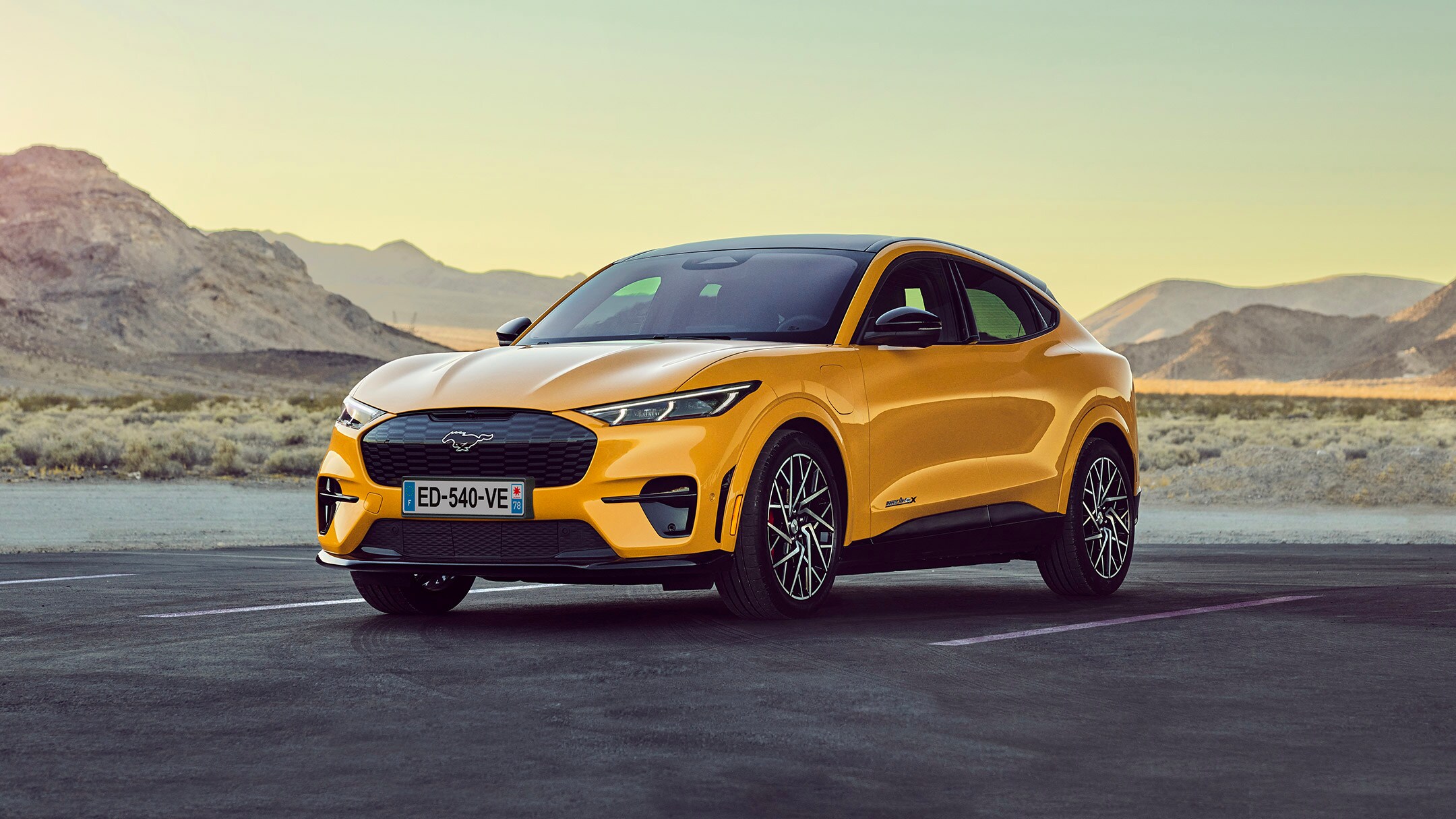 La Ford Mustang Mach-E GT longeant un lac.