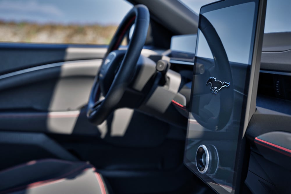 Intérieur Mach-E montrant le volant et l'écran