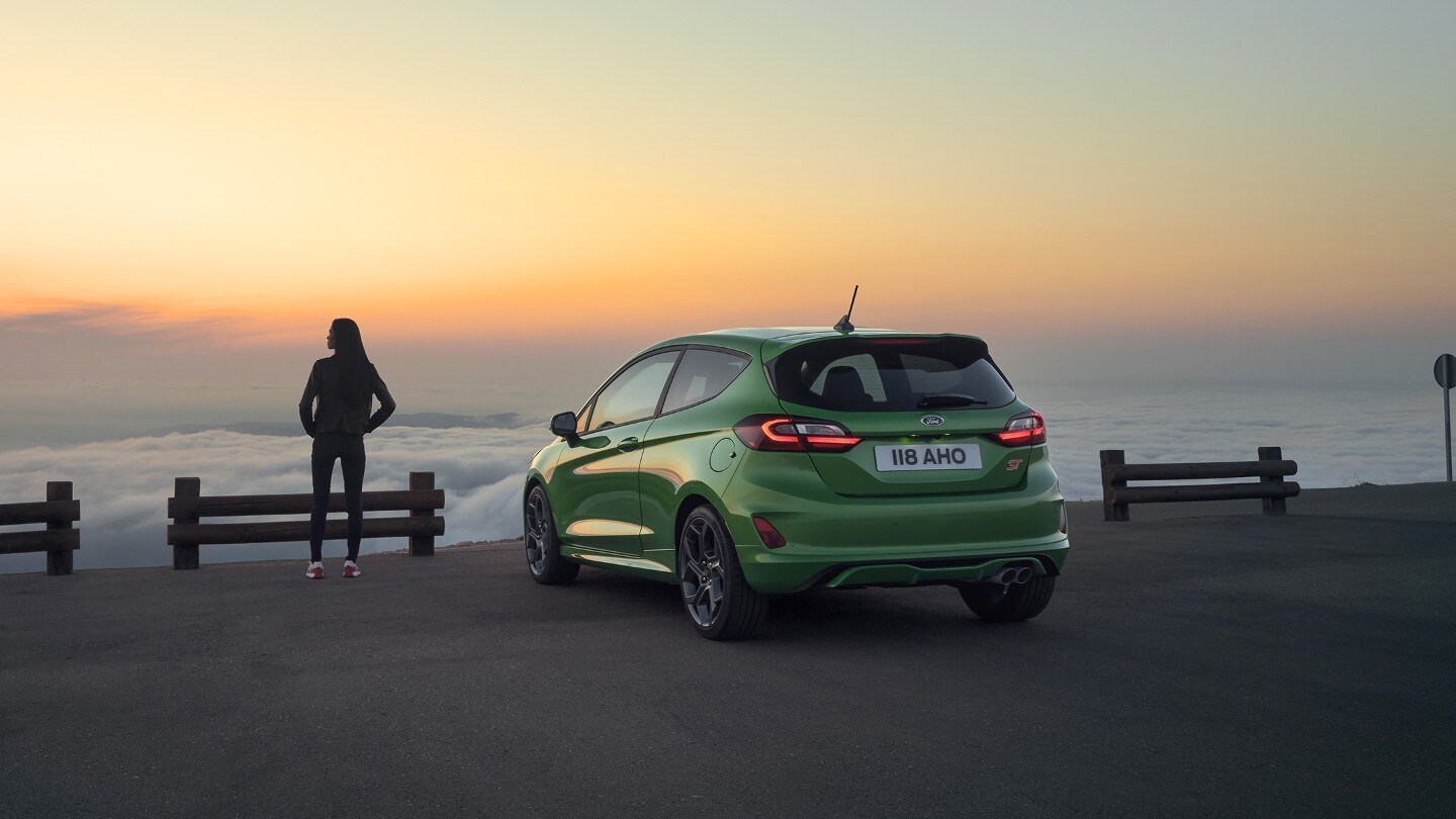 Vue arrière de la Ford Fiesta et de sa conductrice.