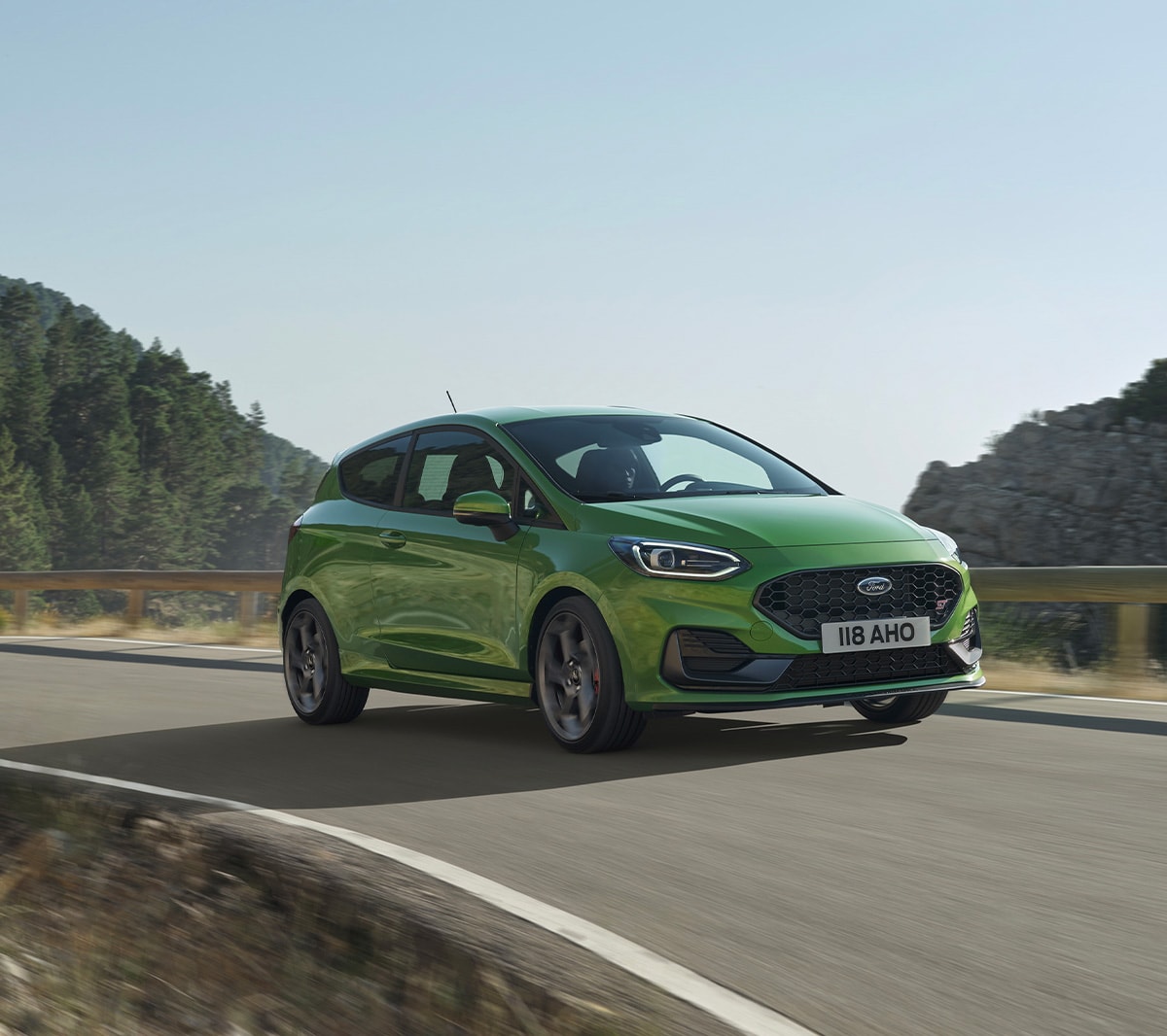 Vue latérale de la Ford Fiesta ST sur route.