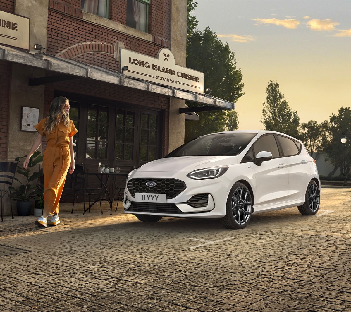 Vue latérale de la Ford Fiesta garée en ville.