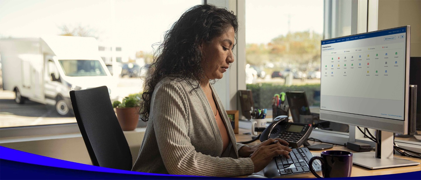 Une femme travaillant à son ordinateur.