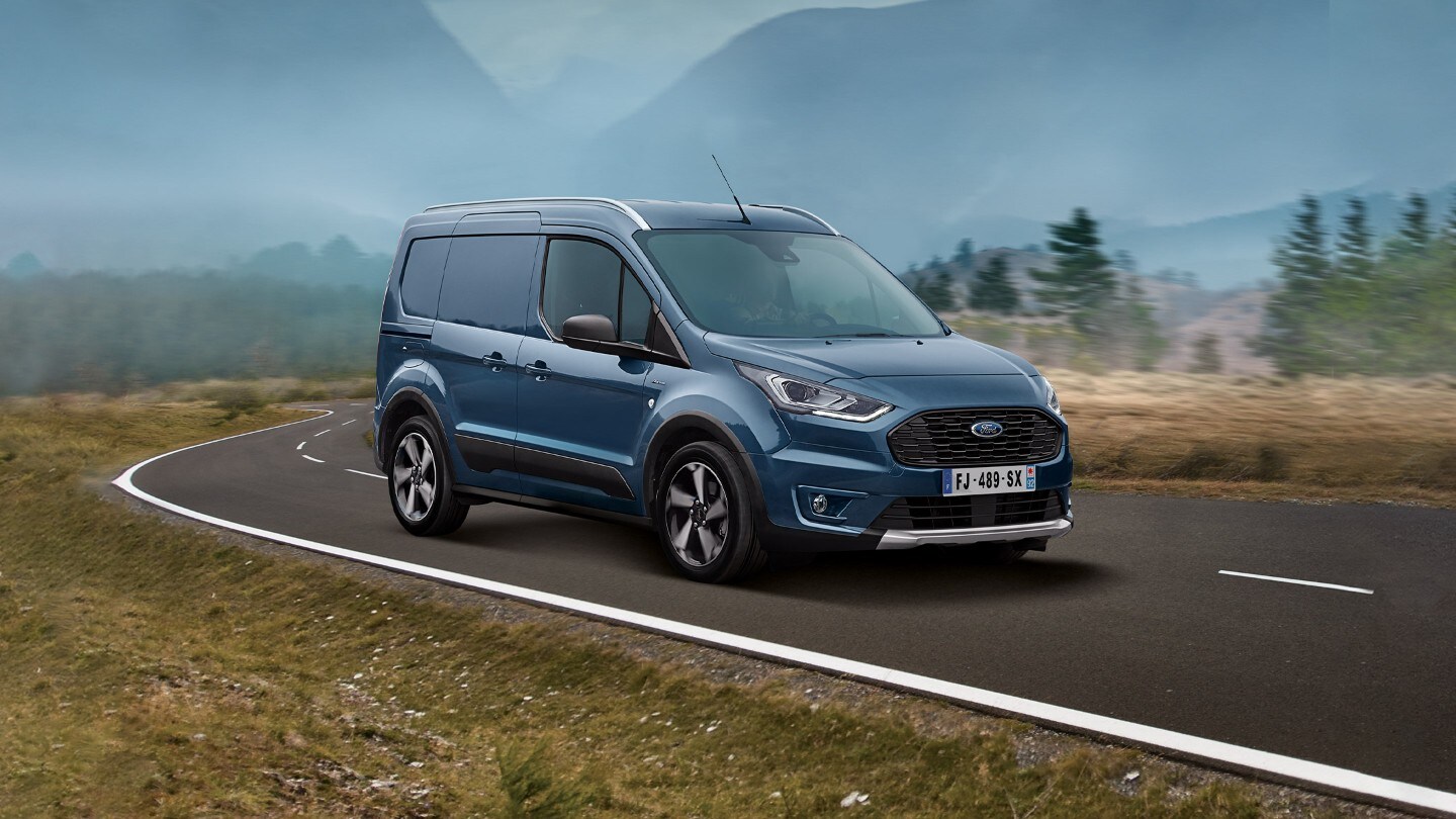 Ford Transit Connect Active sur une route de montagne