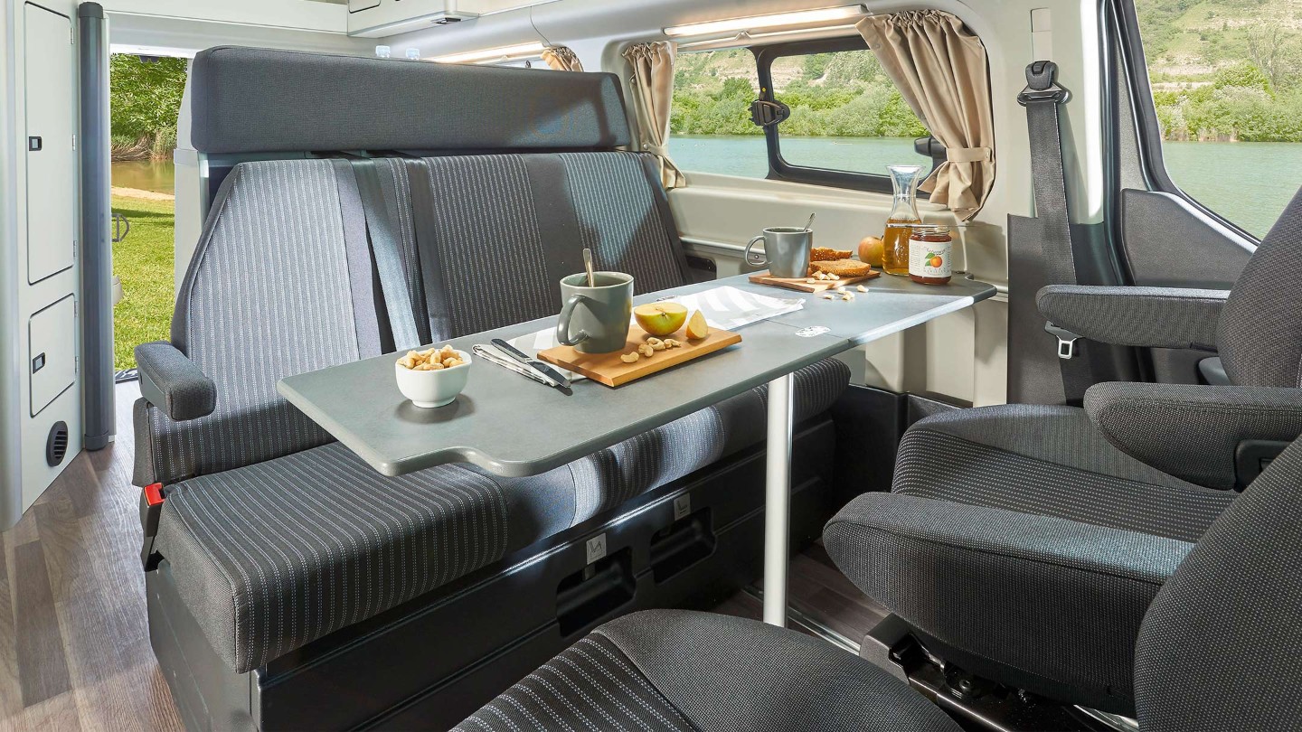 Espace de vie intérieure du Ford Transit Custom Nugget 