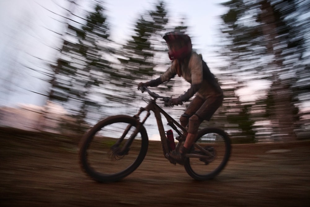Une personne entrain de faire du VTT