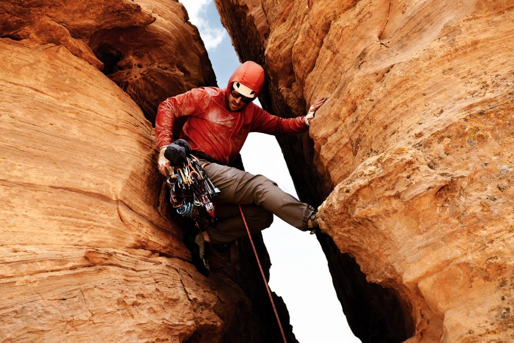 Une homme entrain de faire de l’escalade