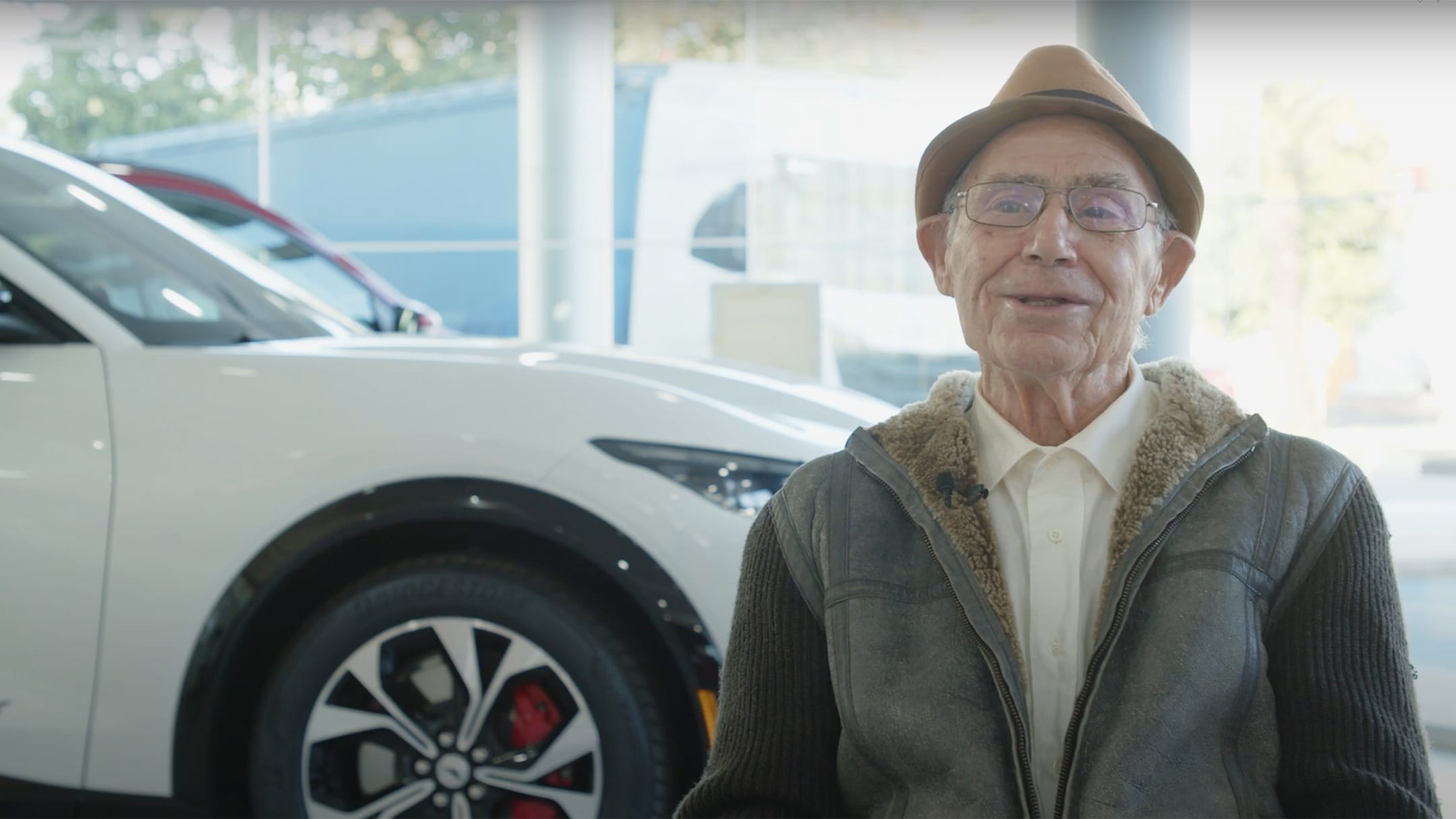 Il n’est jamais trop tard pour passer à l’électrique. Pedro, 87 ans et Harold, 101 ans l’ont fait !
