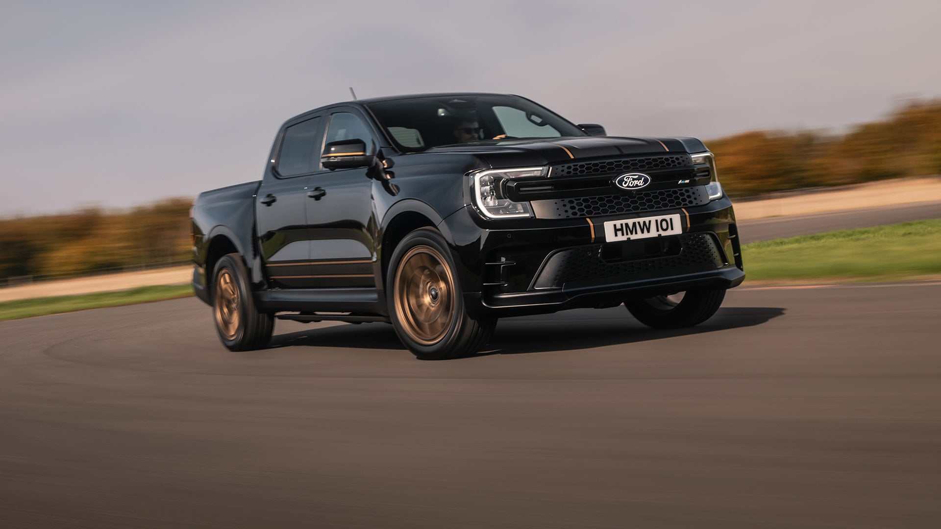 Une Ford Ranger MS-RT noire en mouvement sur une piste, vue de trois quarts face.