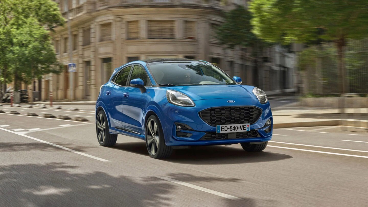 Un Ford Puma sur la route. Un Ford Puma sur la route.