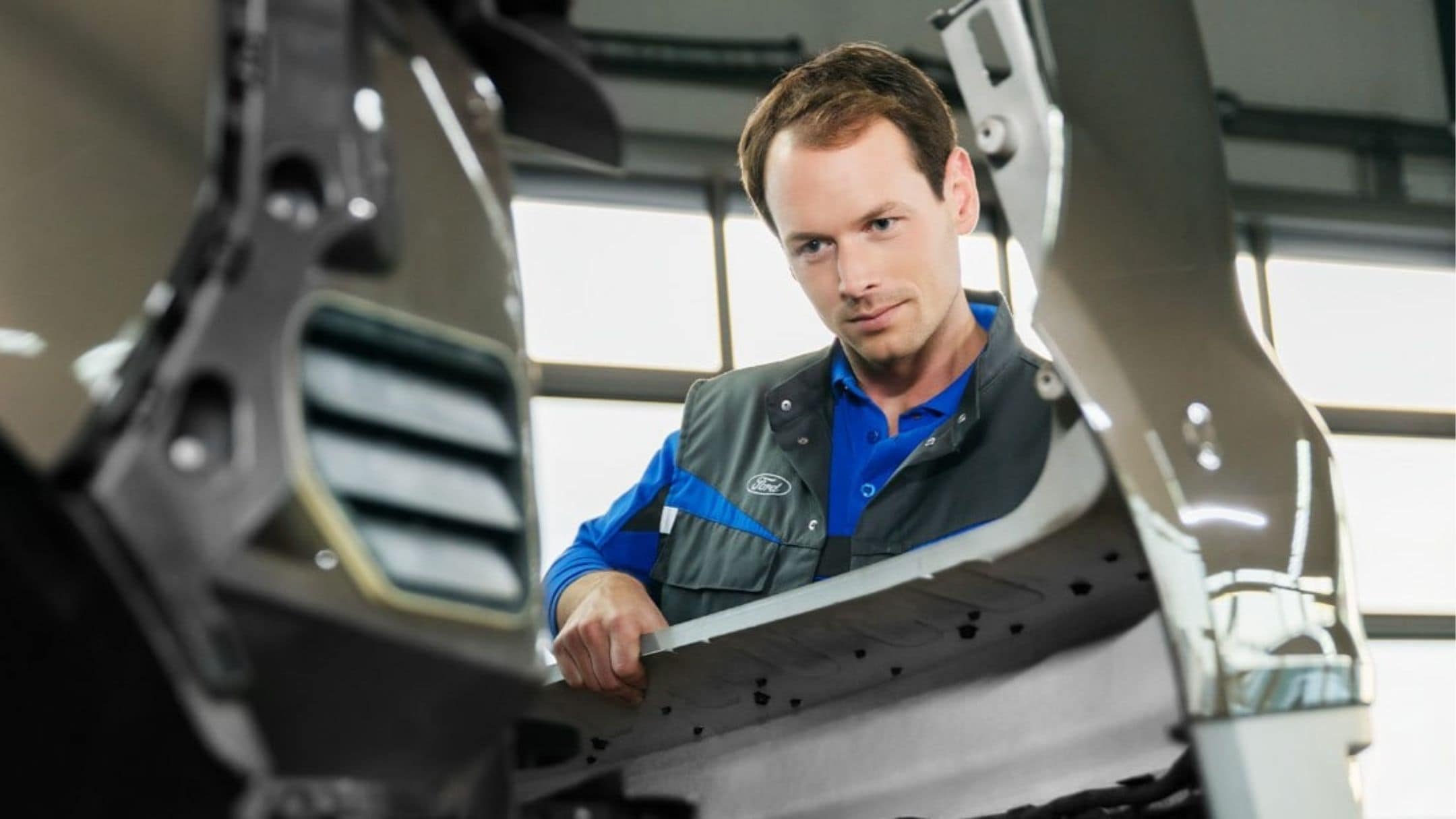 Un expert Ford effectue une réparation en carrosserie.​