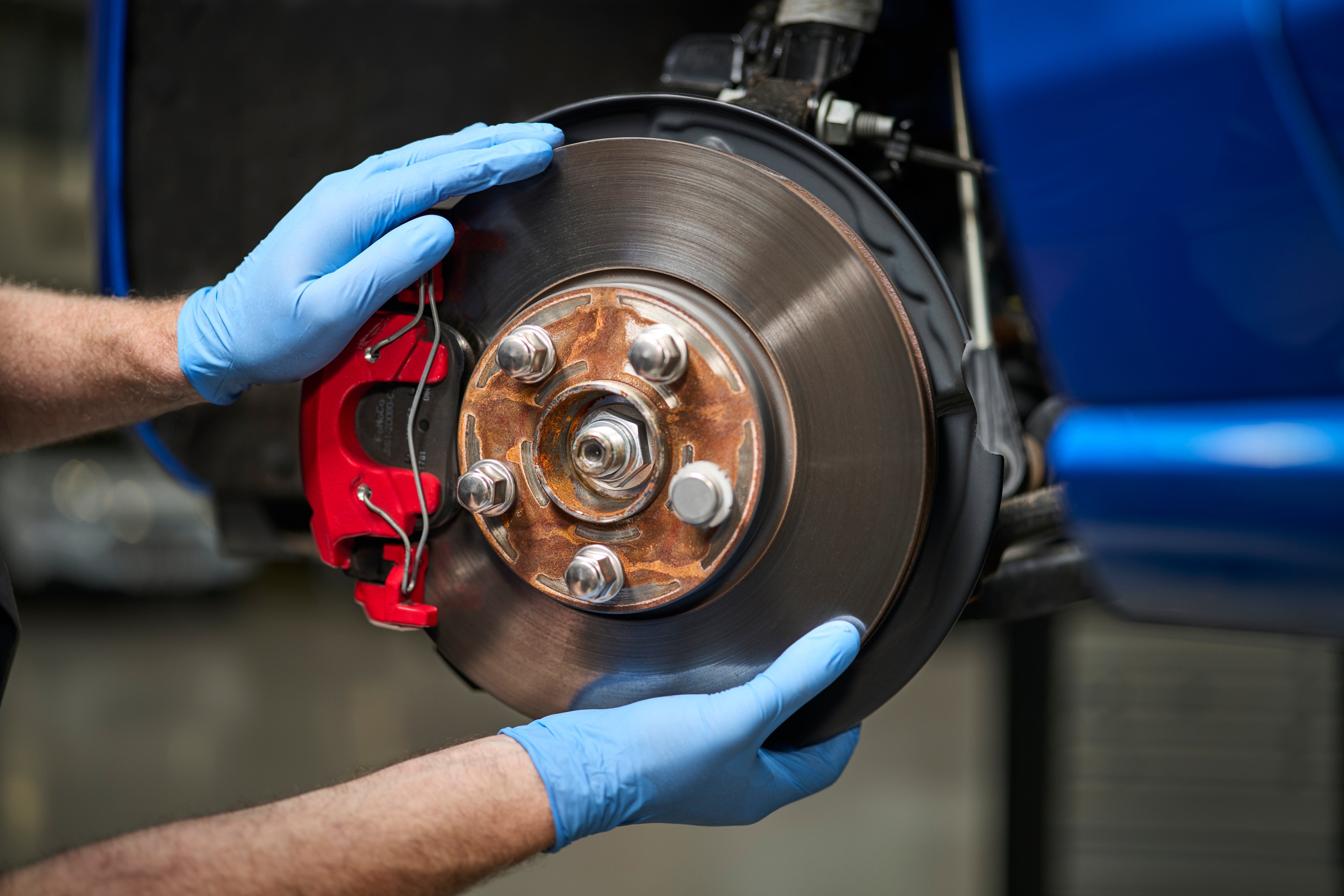 Expert Ford en train de vérifier le disque