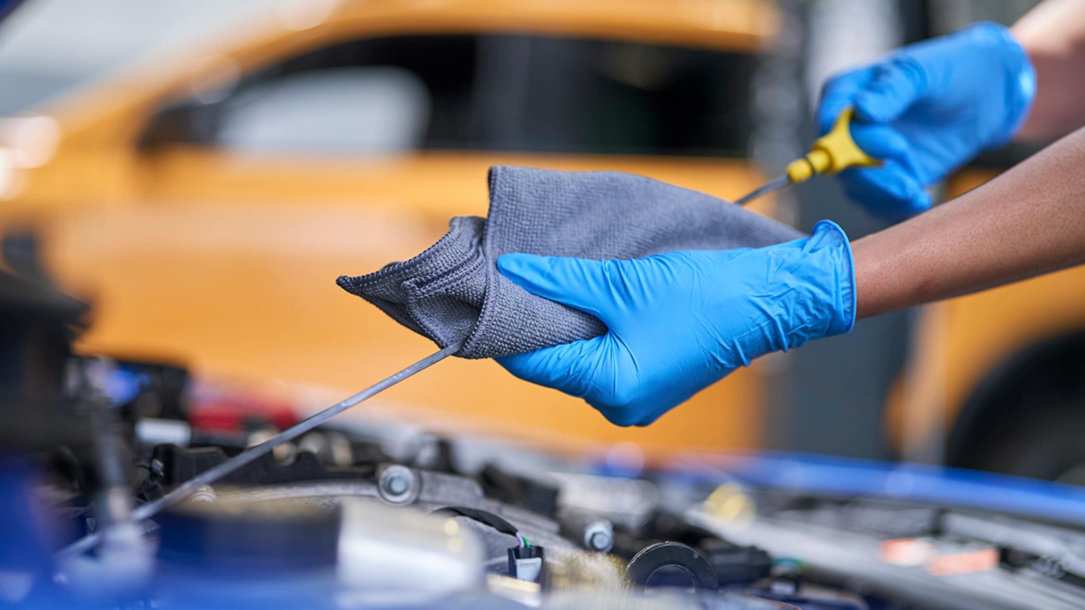 Un expert Ford vérifie le niveau d'huile moteur d'un véhicule