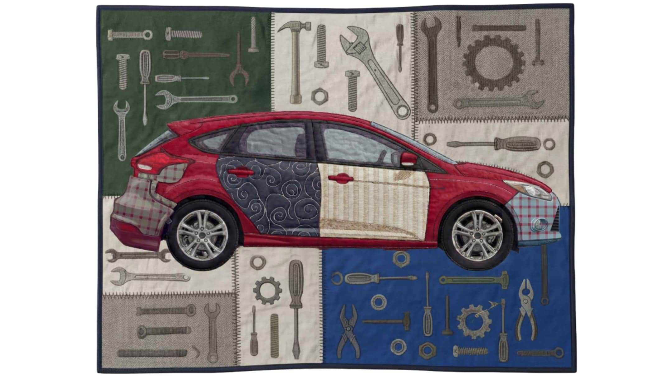 Couette représentant une voiture rouge avec une carrosserie en patchwork sur fond d’outils brodés.