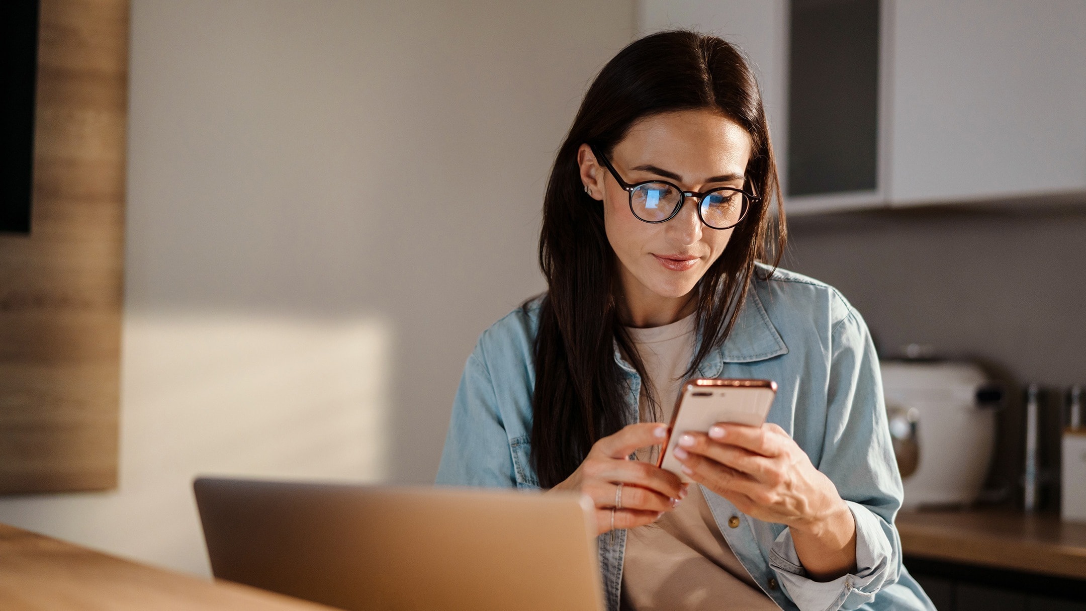 Une femme effectue un paiement en plusieurs fois pour ses réparations au service après-vente.
