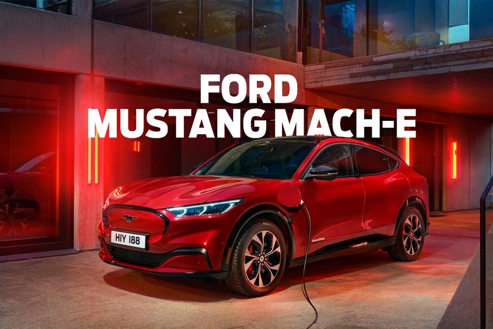  Une Ford Mustang Mach-E en train d’être rechargée à domicile.