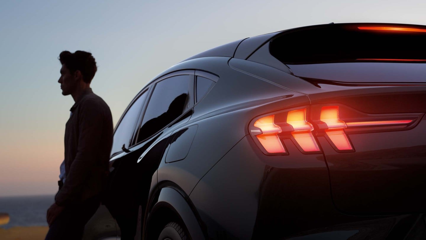 Silhouette de l’homme à côté de la voiture