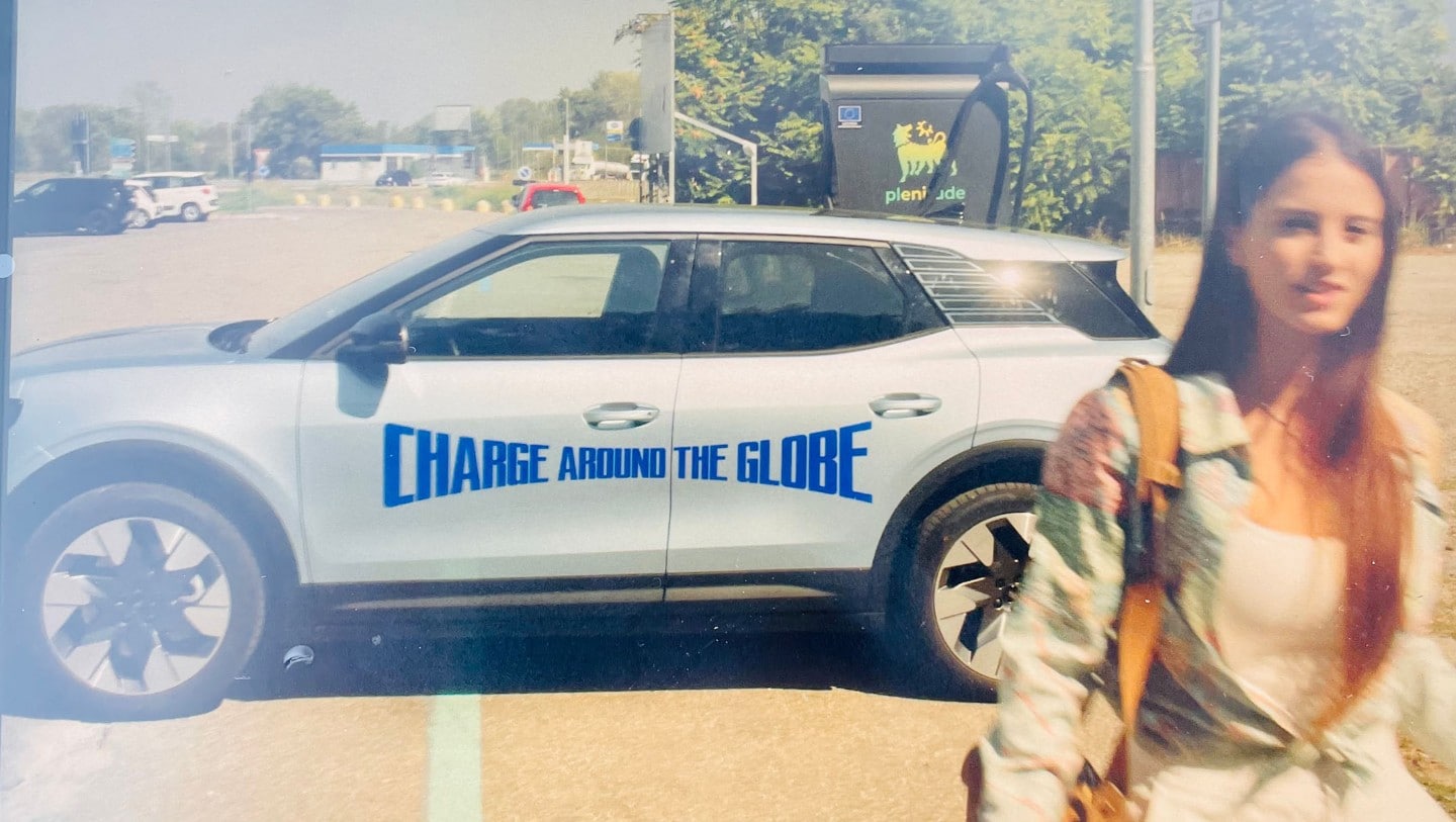 Charge Around the Globe Ford Explorer 100% électrique garé