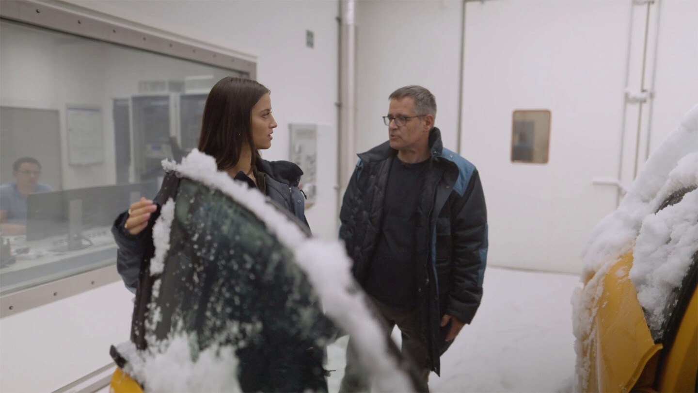 Lexie visite le centre d'essai avec un ingénieur