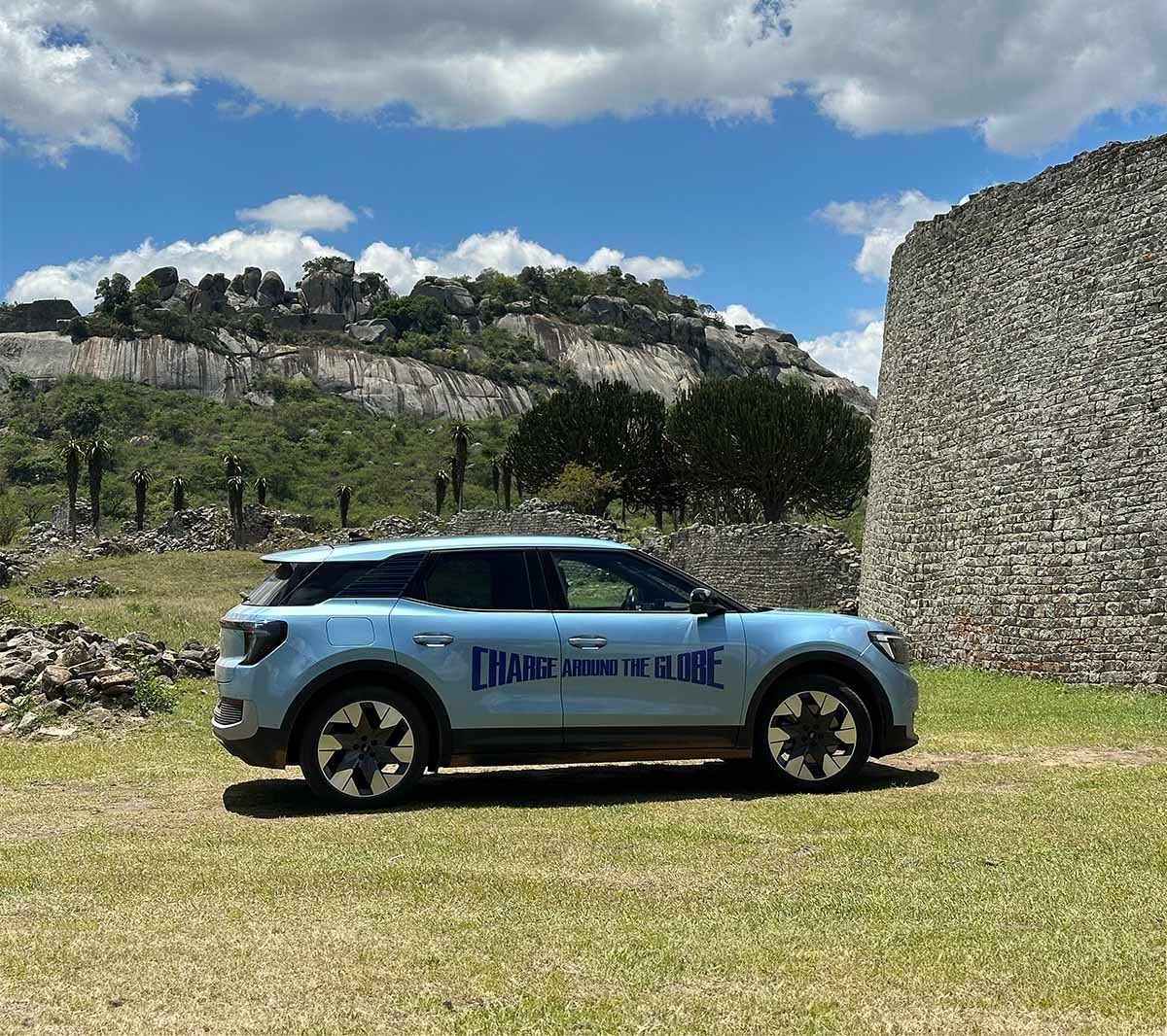 Nouveau Ford Explorer au milieu des ruines