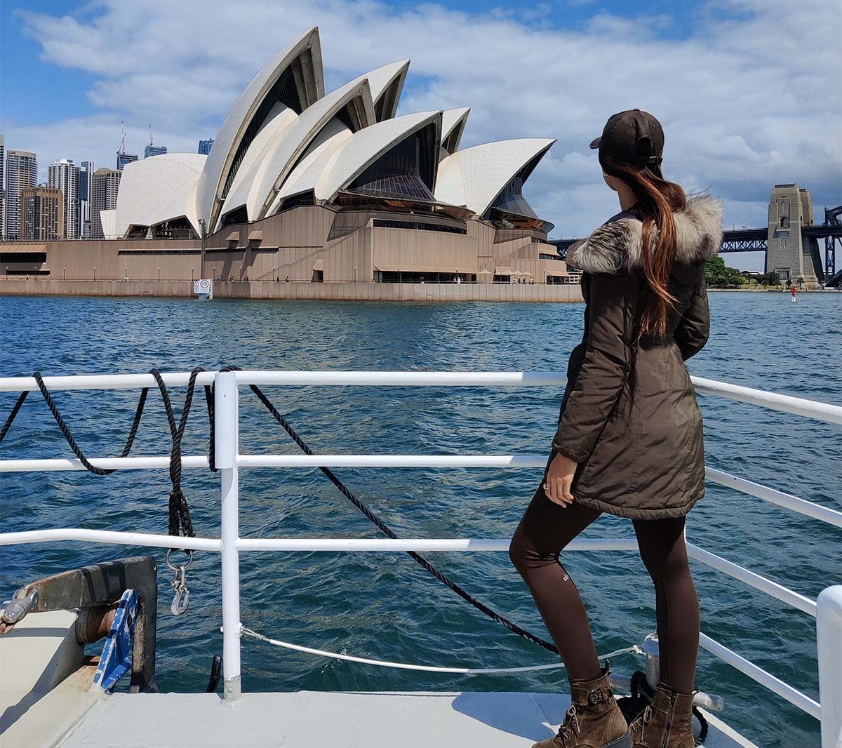 Lexie Limitless admirant la vue - Sydney Opera House
