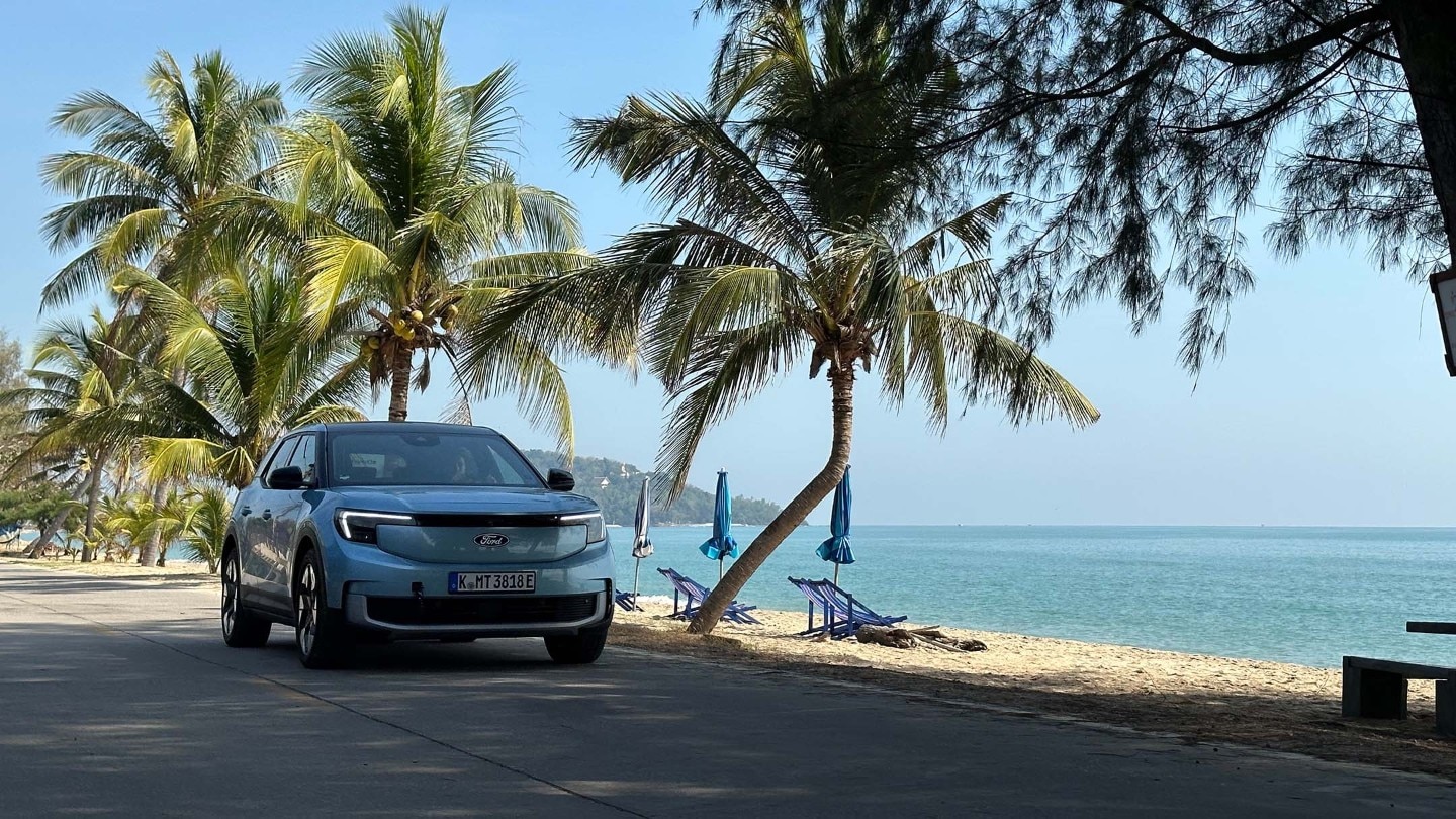 Driving along the coastal road (Ban Kurt, Thailand)