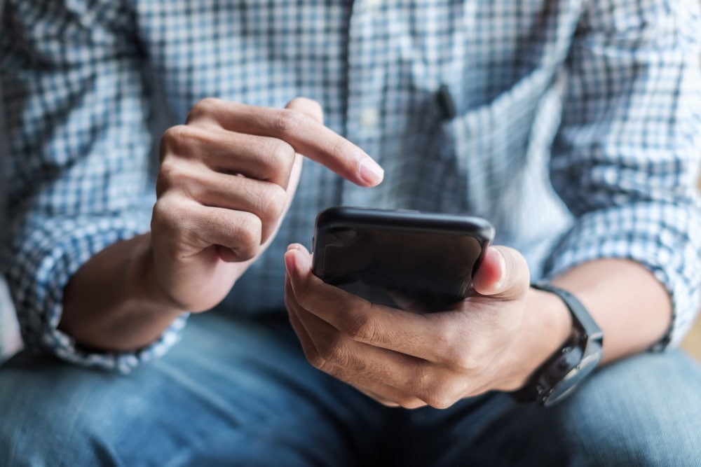 Homme créant un compte Ford sur un mobile