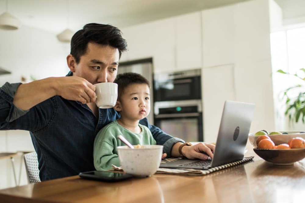 Homme consultant son compte Ford en ligne sur un ordinateur portable