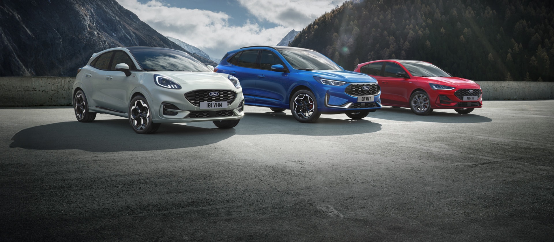 Gamme de voitures hybrides Ford, dont le  Ford Puma, le Ford Kuga et la Ford Focus.