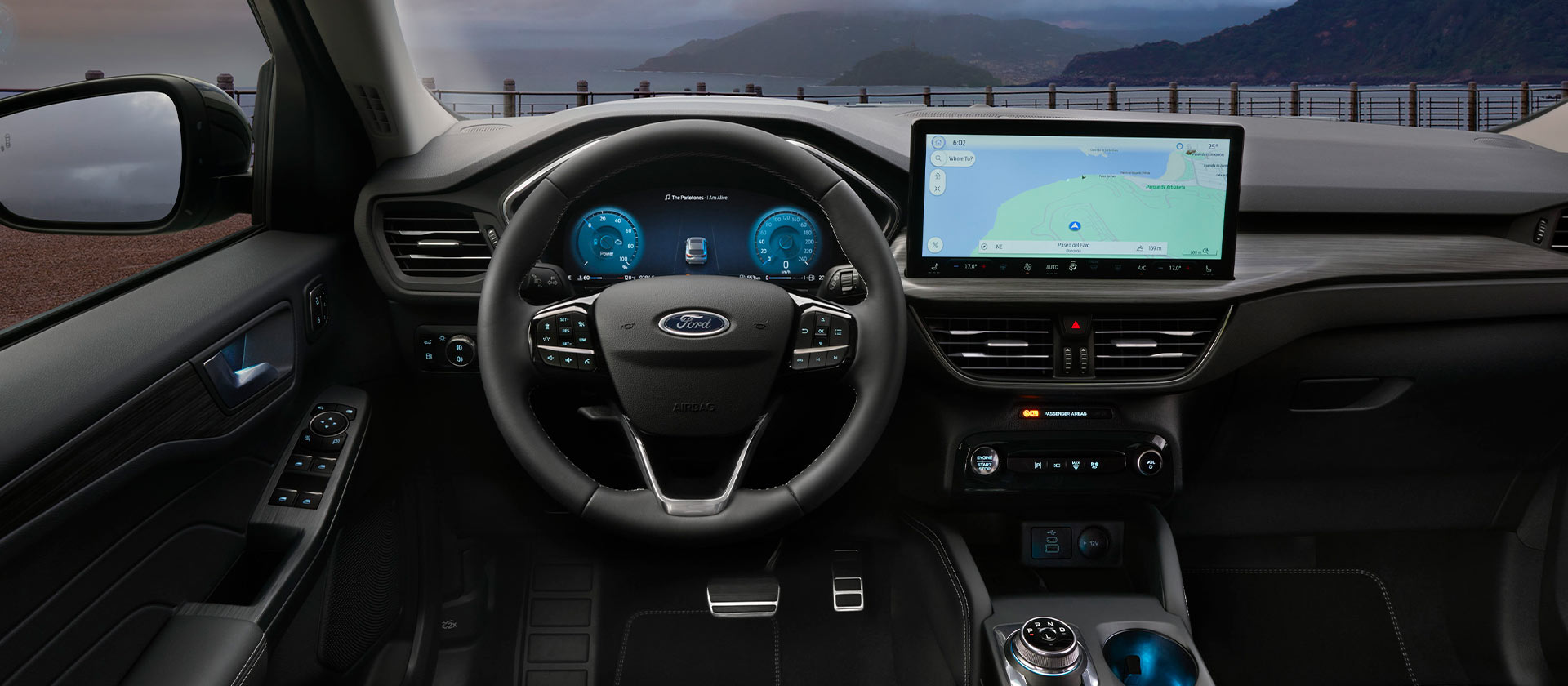 Intérieur d'une voiture hybride rechargeable Ford et écran de navigation embarqué.