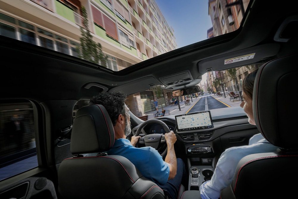 Vue intérieure d'une voiture hybride rechargeable Ford avec navigation embarquée. 