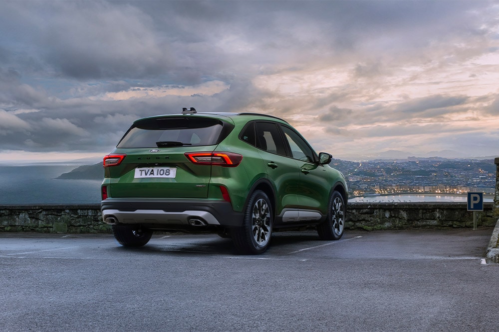 Vue arrière d'une voiture hybride rechargeable Ford Kuga vert.