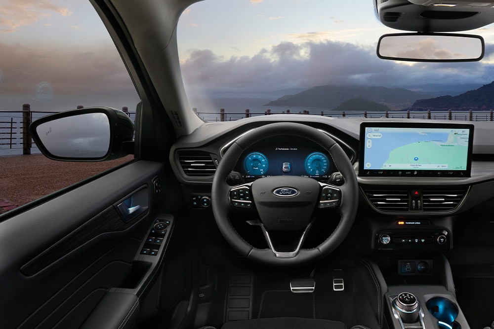 Intérieur d'une voiture hybride FHEV Ford et écran de navigation embarqué.