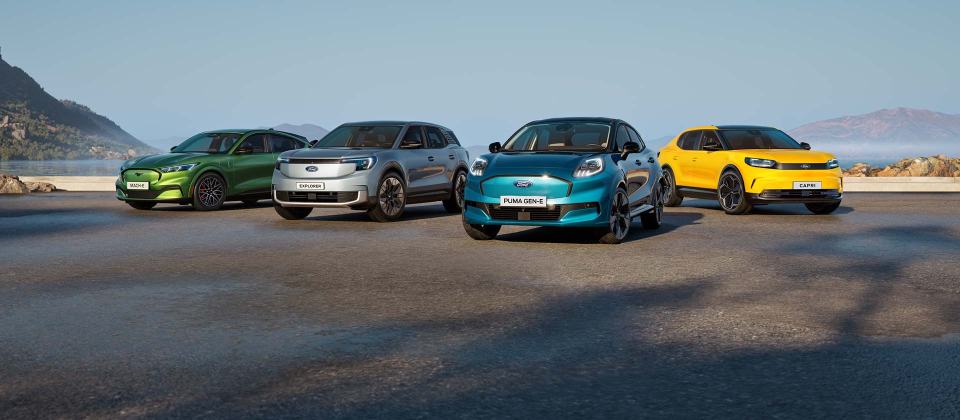 Un ensemble de différentes voitures électriques Ford garées dans un cadre côtier accidenté.