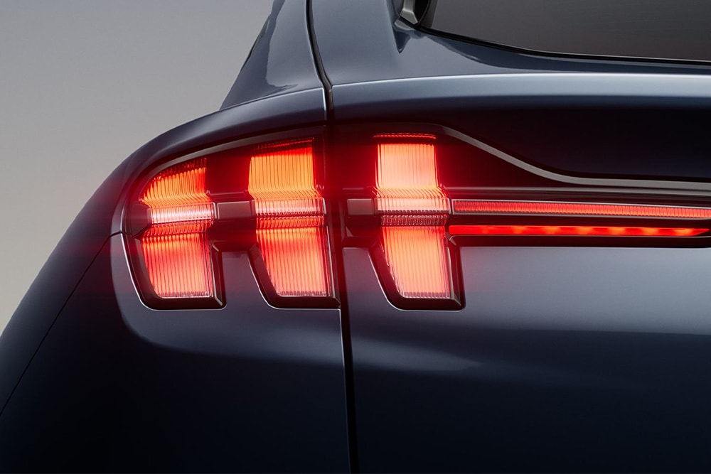 Vue arrière d’un véhicule électrique Ford noir.