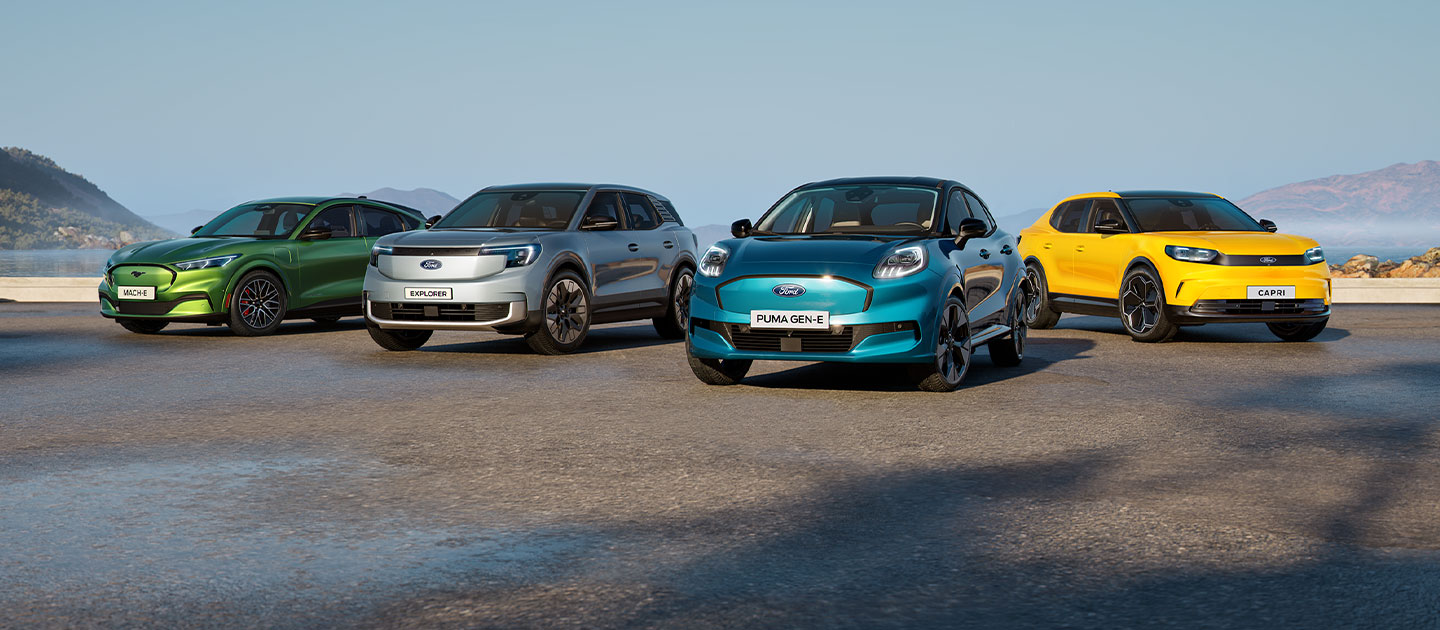 Un ensemble de différentes voitures électriques Ford garées dans un cadre côtier accidenté.