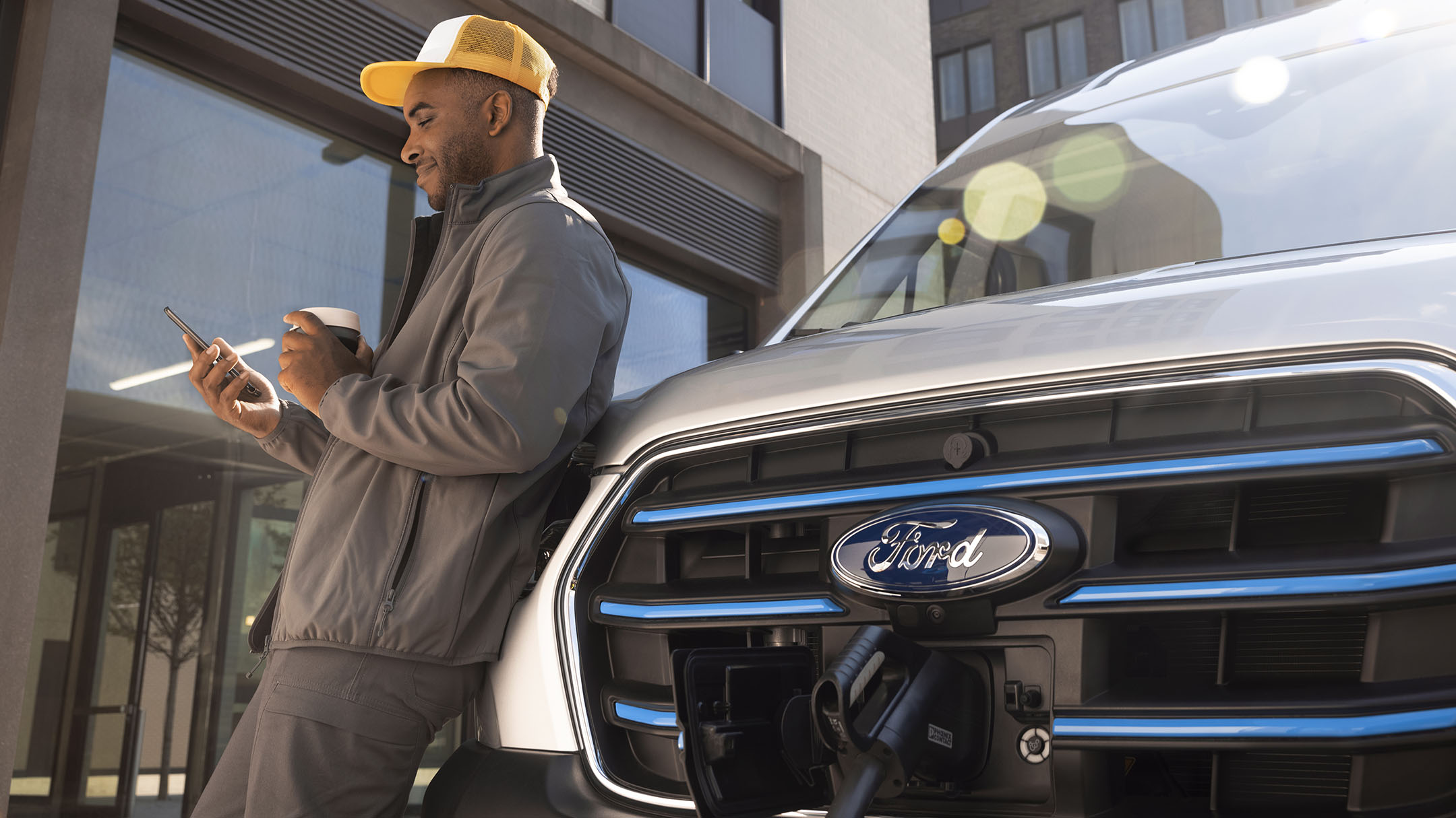 Ford E-Transit branché à une borne de recharge.