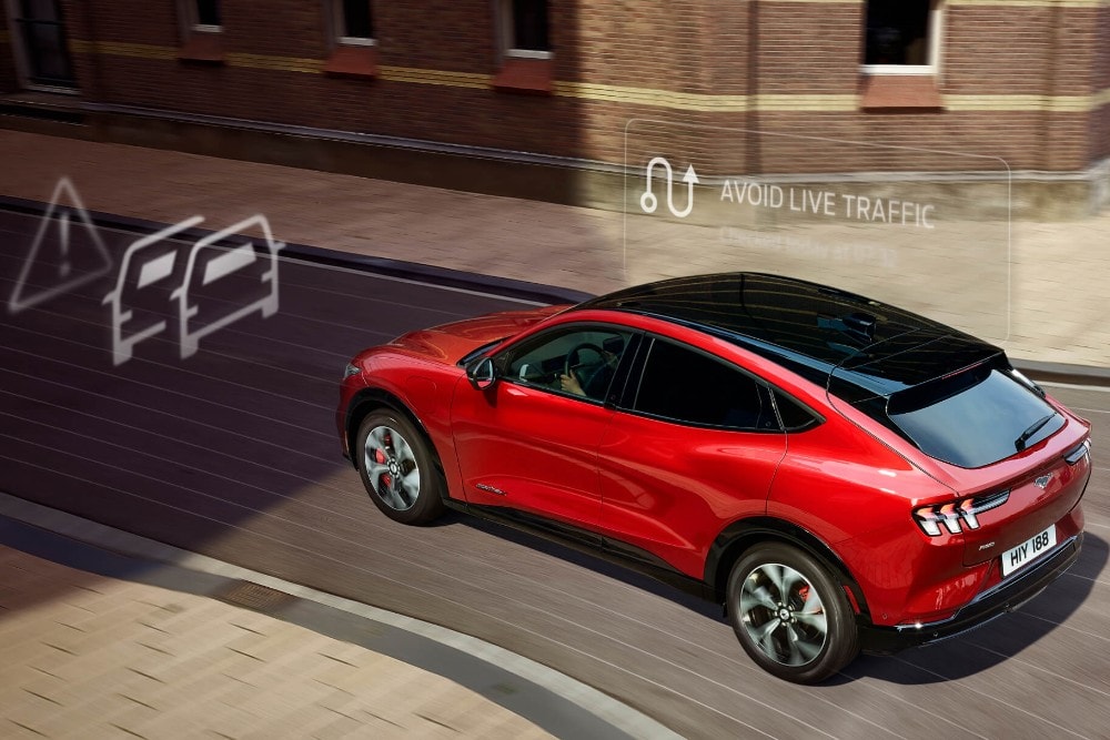 Ford Mustang Mach-E entourée d'une infographie des services connectés