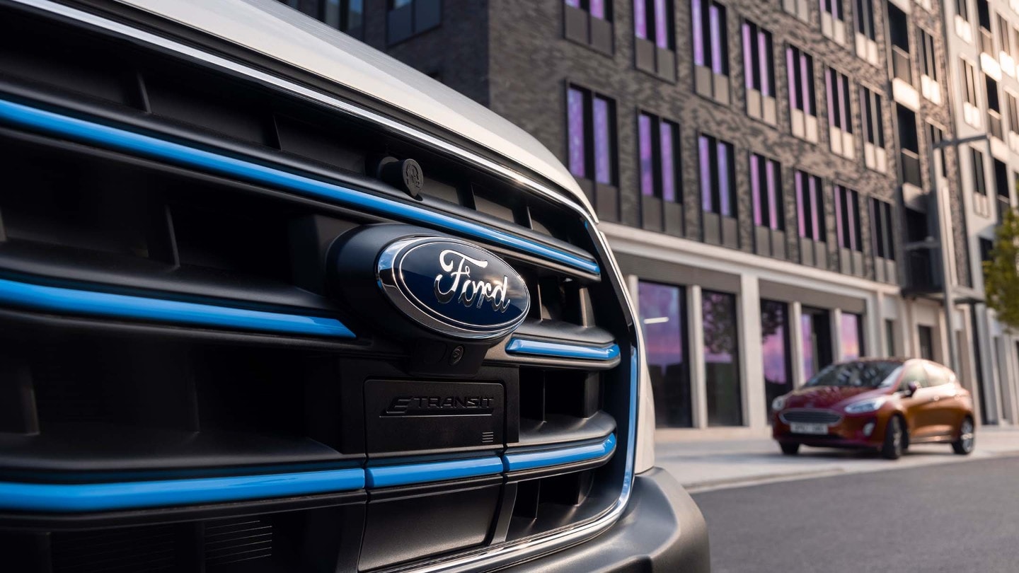 Gros plan sur le logo Ford.