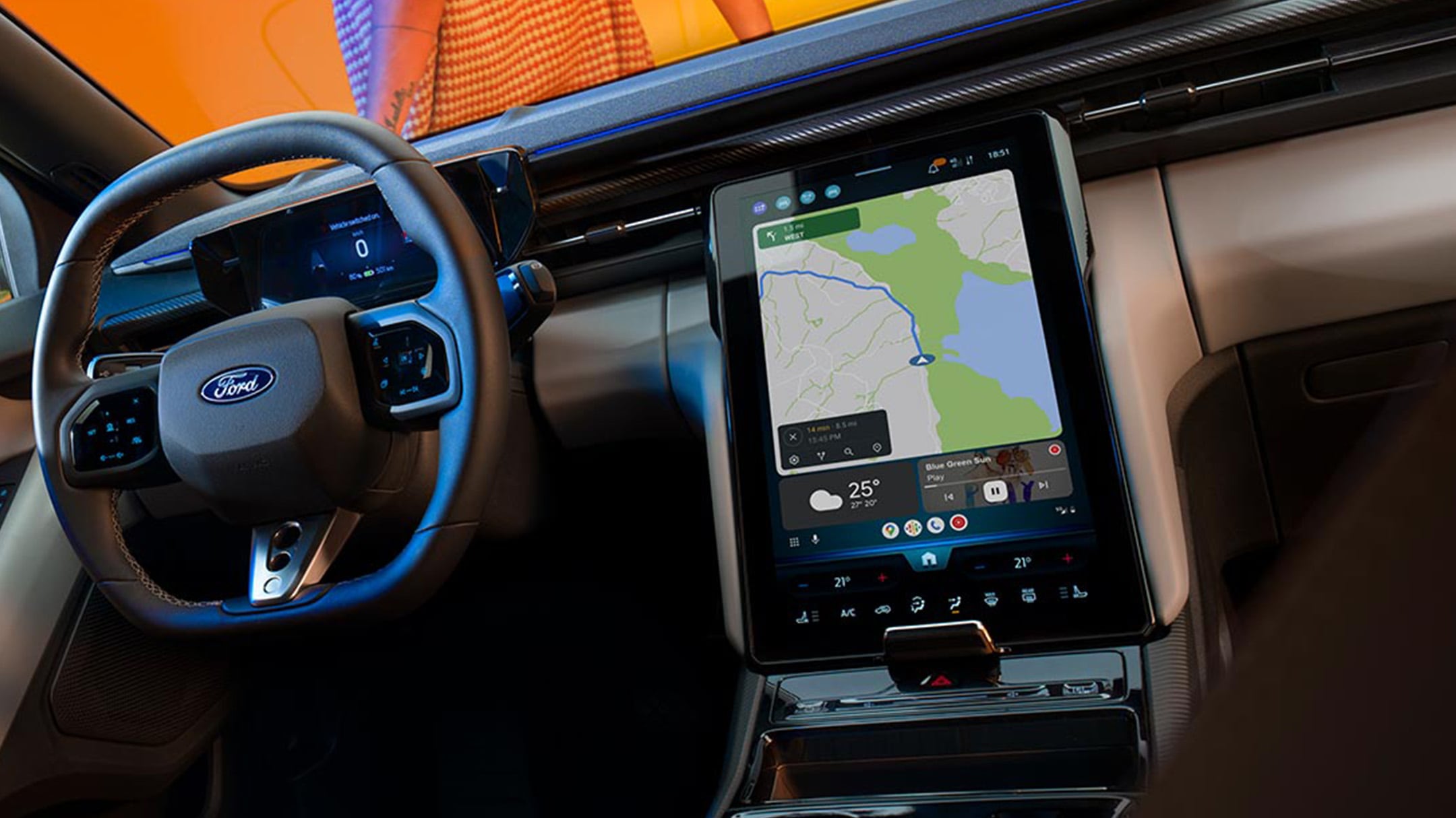Habitacle de la Ford Capri 100 % électrique, montrant le volant et l’écran tactile SYNC Move.