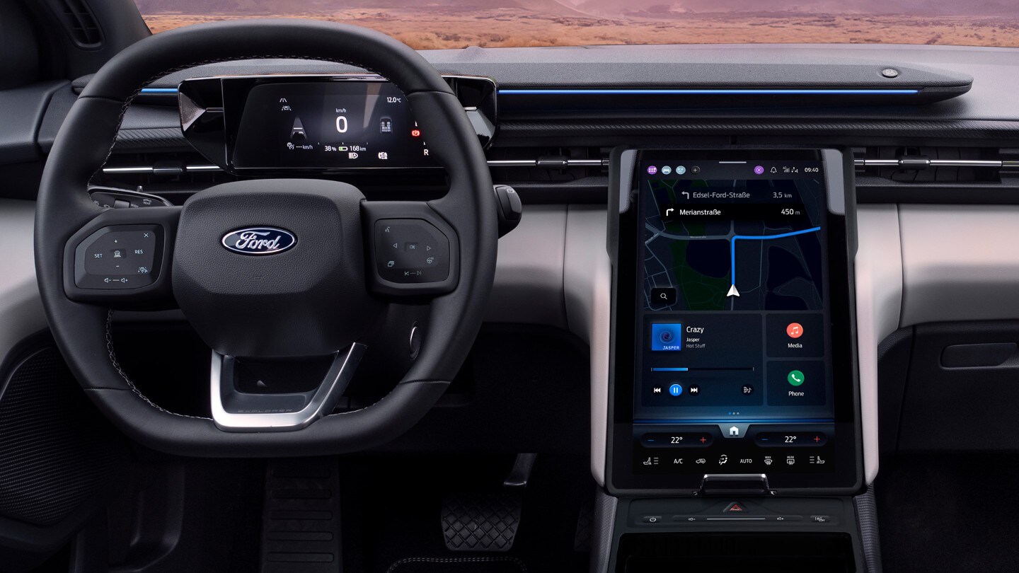 Habitacle du Ford Explorer 100 % électrique, montrant le volant et l’écran tactile SYNC Move.