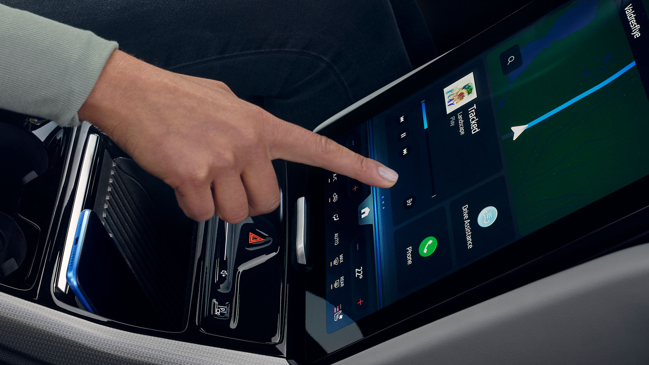 Une femme interagissant avec le grand écran tactile SYNC à bord du Ford Explorer. 