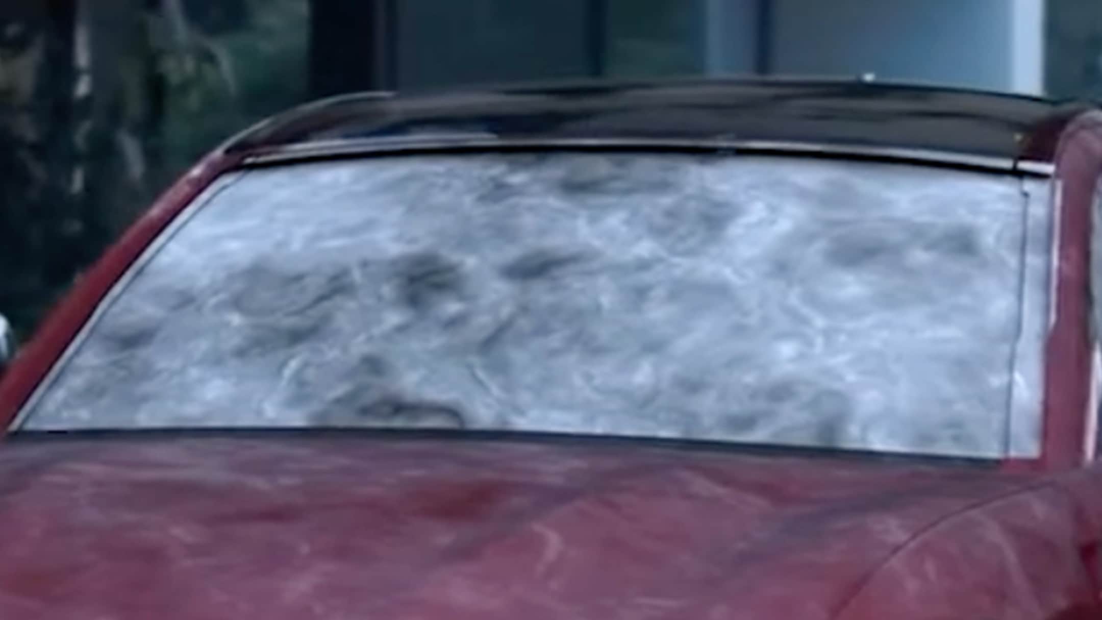 Gros plan d’un pare-brise givré sur une Ford Mustang Mach-E en hiver.