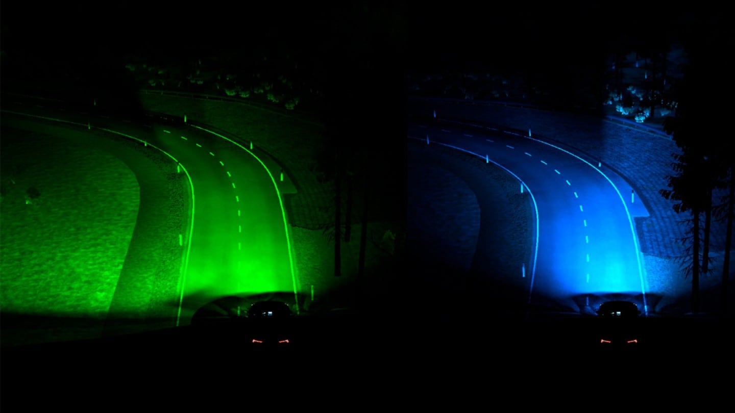 Deux images montrant les phares adaptatifs dynamiques prédictifs : l'une avec lumière verte, l'autre avec lumière bleue.