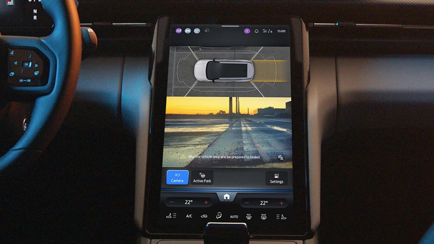 Gros plan de l’écran tactile SYNC dans la Ford Explorer, affichant l’utilisation de la caméra 360°.