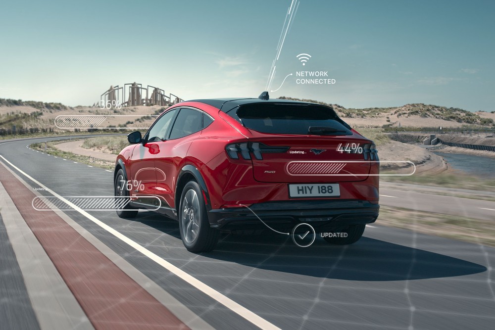 Ford Kuga verte tractant un petit bateau le long d’une route côtière.