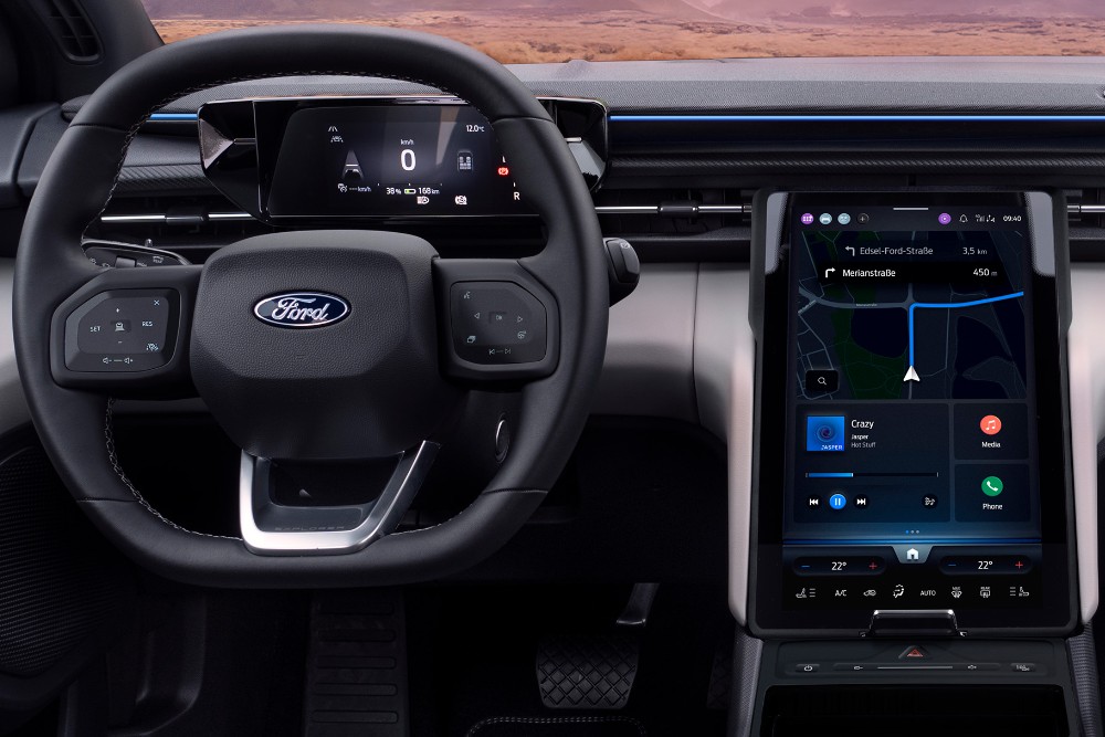 Habitacle du Ford Explorer 100 % électrique, montrant le volant et l’écran tactile SYNC Move.